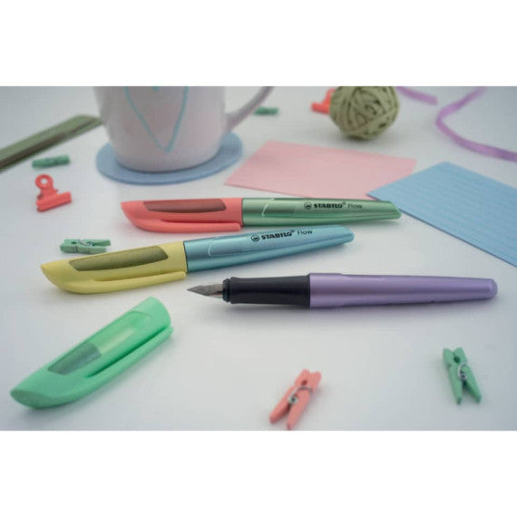 Penna stilografica Stabilo Flow Cosmetic - 0,5 mm - inchiostro blu - fusto giallo/azzurro metallizzato - 5072/5-41