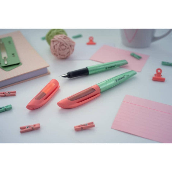 Penna stilografica Stabilo Flow Cosmetic - 0,5 mm - inchiostro blu - fusto rosa/verde metallizzato - 5072/4-41
